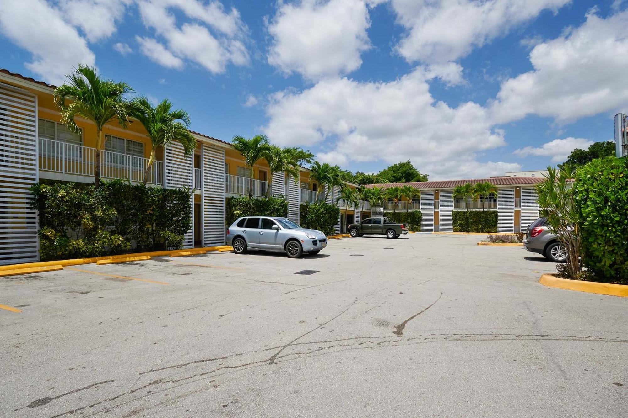 Oyo Hotel Coral Gables - Miami Airport Exterior photo